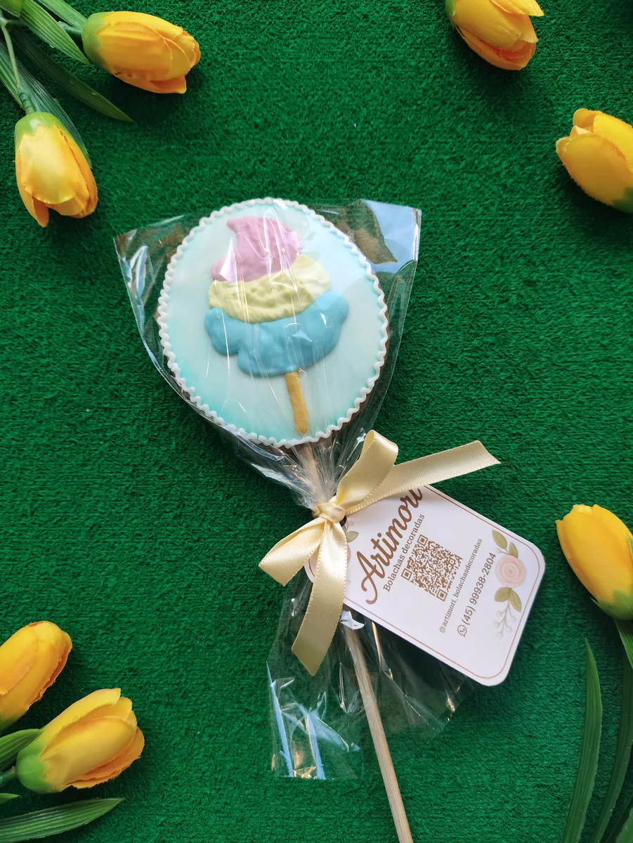 Bolacha Algodão Doce decorada à mão com glacê real em tons candy, tema parque de diversões