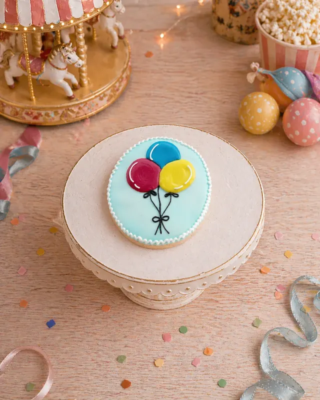 Bolacha Balões de Festa decorada à mão com glacê real, tema parque de diversão - Imagem 4