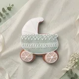 Bolacha de especiarias em formato de carrinho de bebê, decorada à mão com glacê real em verde sálvia e branco