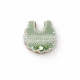 Bolacha de especiarias em formato de babador, decorada à mão com glacê real em verde sálvia e branco