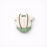 Bolacha de especiarias em formato de macacão, decorada à mão com glacê real em verde slávia e branco