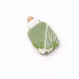 Bolacha de especiarias em formato de mamadeira, decorada à mão com glacê real em verde sálvia e branco