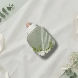 Bolacha de especiarias em formato de mamadeira, decorada à mão com glacê real em verde sálvia e branco, com detalhes delicados e refinados