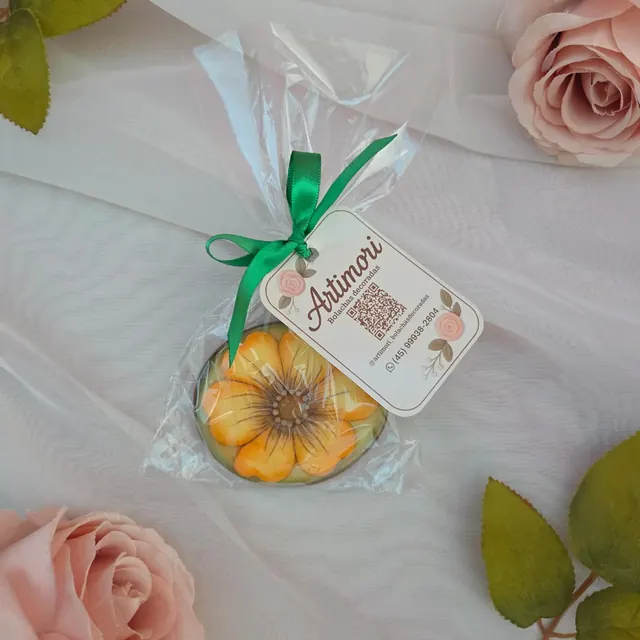 Bolacha artesanal de especiarias decorada à mão com glacê real em tema floral amarelo.