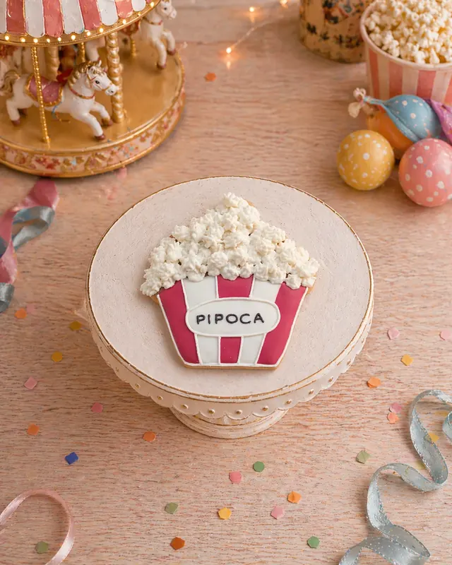 Bolacha de especiarias decorada à mão com glacê real, inspirada no clássico pacote de pipoca de parque de diversões