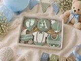 Caixa Chá de Bebê Verde Sálvia com 6 bolachas de especiarias decoradas à mão em glacê real verde sálvia e branco