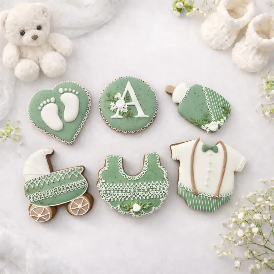 Caixa Chá de Bebê Verde Sálvia com Bolachas de Especiarias Decoradas — Kit 6 Unidades - Imagem 1