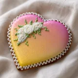 Bolachas de especiarias em formato de coração, decoradas à mão, ou biscoitos decorados, com sabor aromático e delicado