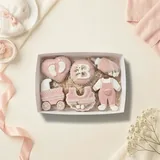 Caixa com 6 bolachas de especiarias decoradas à mão em glacê real rosê e branco, com temas de chá de bebê